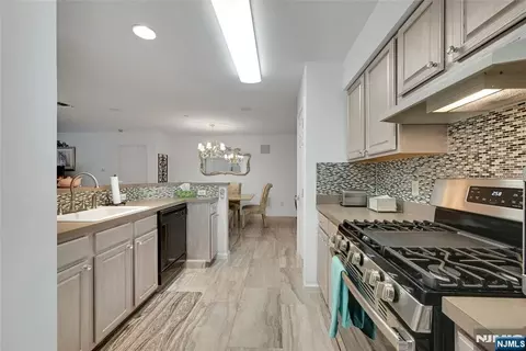 Kitchen - 189 Forest Ave #411, Paramus, NJ 07652 photo 1 of 2