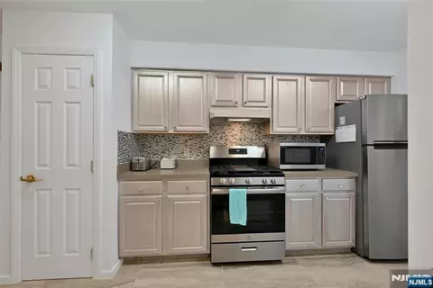Kitchen - 189 Forest Ave #411, Paramus, NJ 07652 photo 2 of 2