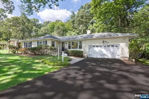 629 Lawlins Rd, Wyckoff, NJ 07481