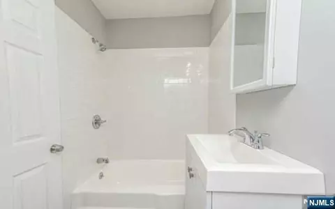 Bath - 1099-1101 Ringwood Ave, Haskell, NJ 07420 photo 3 of 4