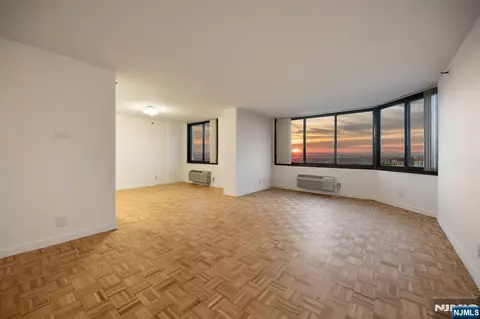 1265 15th St #14C, Fort Lee, NJ 07024