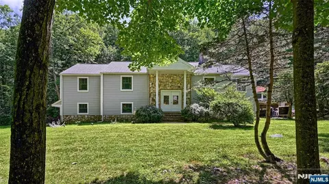 460 Laurel Ln, Kinnelon, NJ 07405