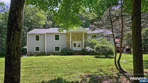460 Laurel Ln, Kinnelon, NJ 07405