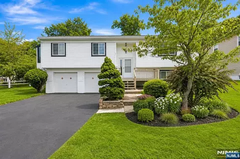 17 Lunn Ave, Bergenfield, NJ 07621
