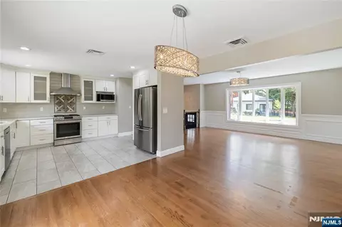 Living - 377 Chelsea St, Paramus, NJ 07652 photo 4 of 5