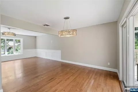 Living - 377 Chelsea St, Paramus, NJ 07652 photo 3 of 5
