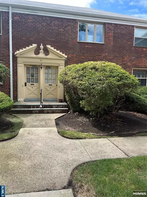50 S 1st St #3A, Bergenfield, NJ 07621