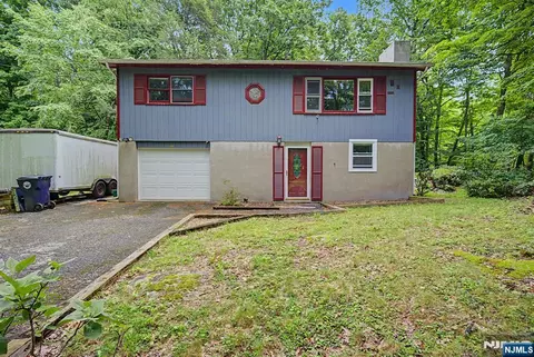 16 Foulton Ter, Sussex, NJ 07461