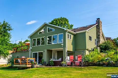 48 Lakeside Ave, Hardyston, NJ 07460