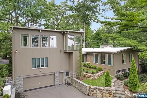 1 Driftway St, Roseland, NJ 07068
