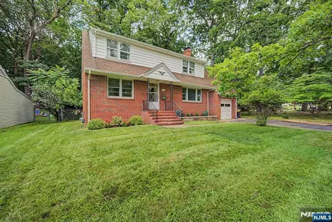 27 Oswego Ave, Oakland, NJ 07436