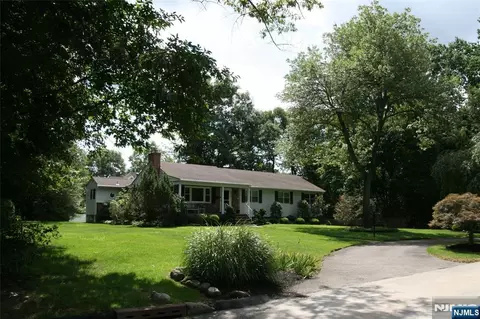 452 Glendale Rd, Wyckoff, NJ 07481