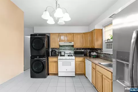 555 61st St, West New York, NJ 07093