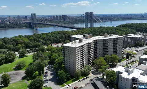 2200 N Central Rd #14T, Fort Lee, NJ 07024