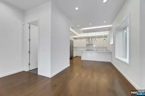 Living - 712 Undercliff Ave, Edgewater, NJ 07020 photo 6 of 11