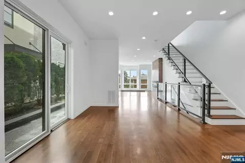 Living - 712 Undercliff Ave, Edgewater, NJ 07020 photo 7 of 11