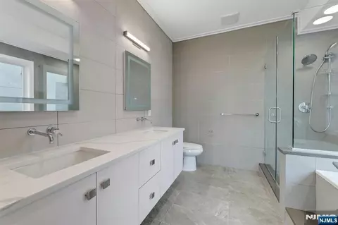 Bath - 712 Undercliff Ave, Edgewater, NJ 07020 photo 2 of 9