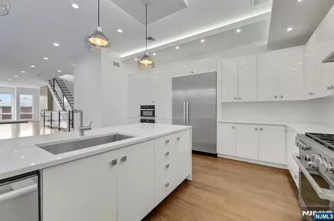 Kitchen - 712 Undercliff Ave, Edgewater, NJ 07020 photo 6 of 7