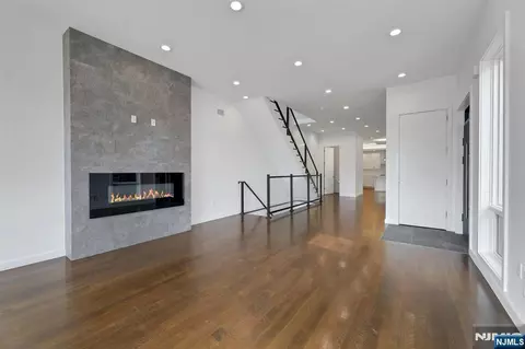 Living - 712 Undercliff Ave, Edgewater, NJ 07020 photo 3 of 11