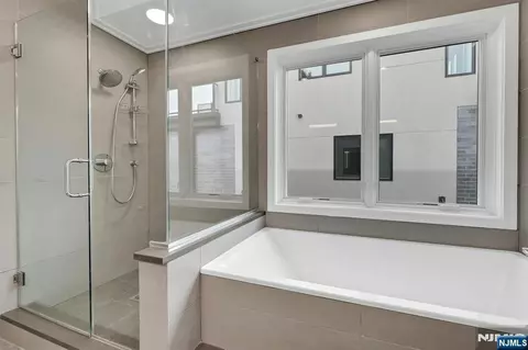 Bath - 712 Undercliff Ave, Edgewater, NJ 07020 photo 3 of 9