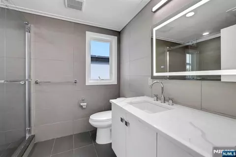 Bath - 712 Undercliff Ave, Edgewater, NJ 07020 photo 8 of 9