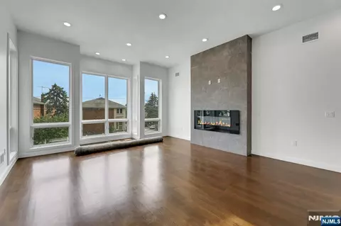 Living - 712 Undercliff Ave, Edgewater, NJ 07020 photo 2 of 11