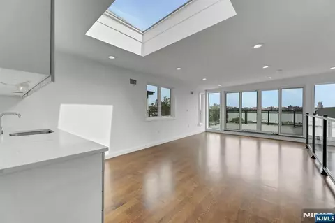 Living - 712 Undercliff Ave, Edgewater, NJ 07020 photo 10 of 11