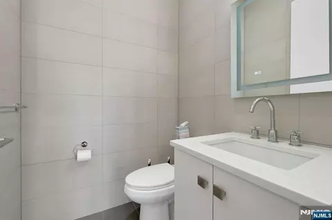Bath - 712 Undercliff Ave, Edgewater, NJ 07020 photo 1 of 9