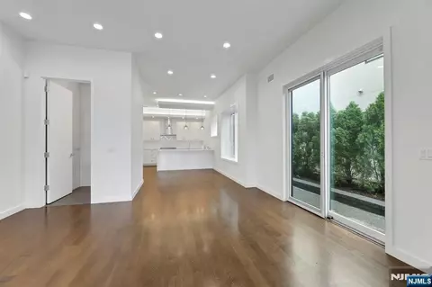 Living - 712 Undercliff Ave, Edgewater, NJ 07020 photo 5 of 11