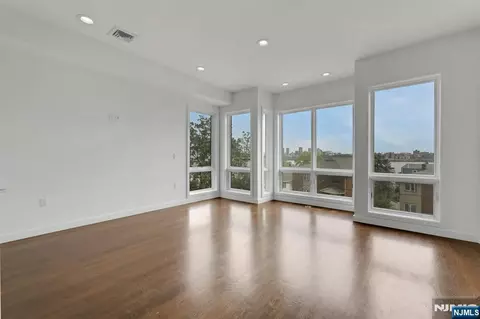Living - 712 Undercliff Ave, Edgewater, NJ 07020 photo 8 of 11