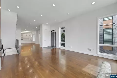 Living - 712 Undercliff Ave, Edgewater, NJ 07020 photo 4 of 11