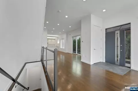 Entry Way - 712 Undercliff Ave, Edgewater, NJ 07020 photo 1 of 2
