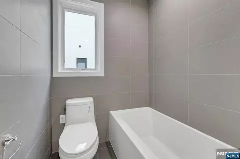 Bath - 712 Undercliff Ave, Edgewater, NJ 07020 photo 7 of 9