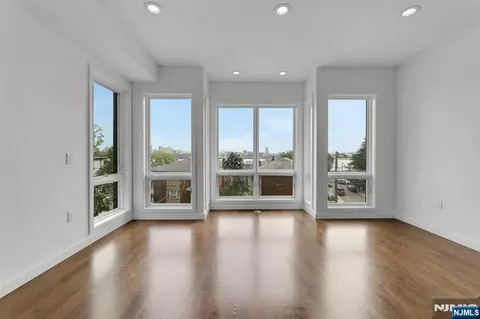 Living - 712 Undercliff Ave, Edgewater, NJ 07020 photo 9 of 11
