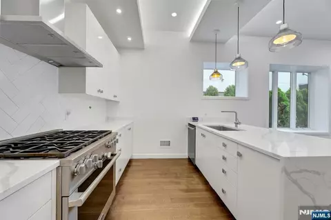 Kitchen - 712 Undercliff Ave, Edgewater, NJ 07020 photo 5 of 7