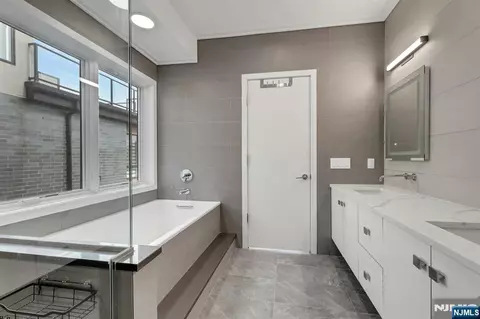 Bath - 712 Undercliff Ave, Edgewater, NJ 07020 photo 4 of 9