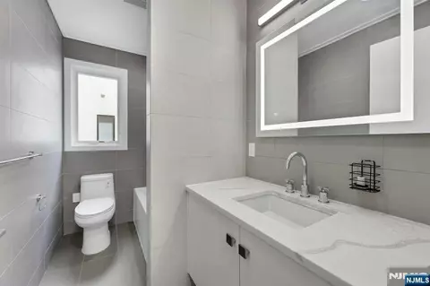 Bath - 712 Undercliff Ave, Edgewater, NJ 07020 photo 6 of 9