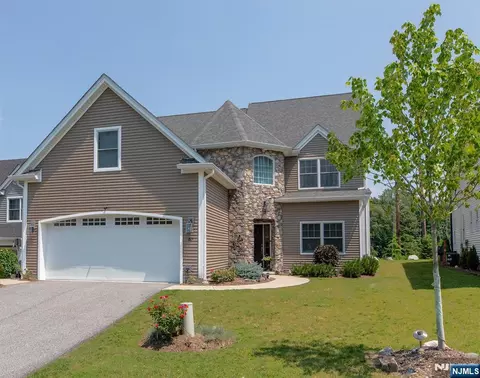 67 Bluffs Ct, Hamburg, NJ 07419