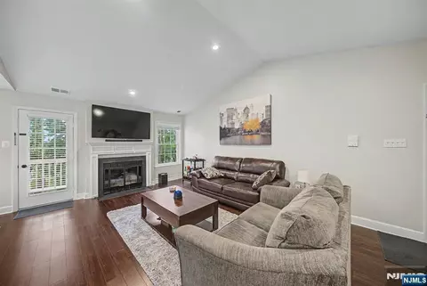3 Juniper Ct #125, Clifton, NJ 07014