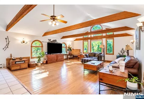 10 Locust Ln, Mahwah, NJ 07430