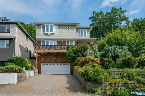 424 Oak St, Ridgefield, NJ 07657