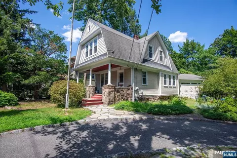 93 Ivy Ln, Englewood, NJ 07631