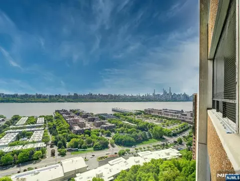 250 Gorge #21B, Cliffside Park, NJ 07010