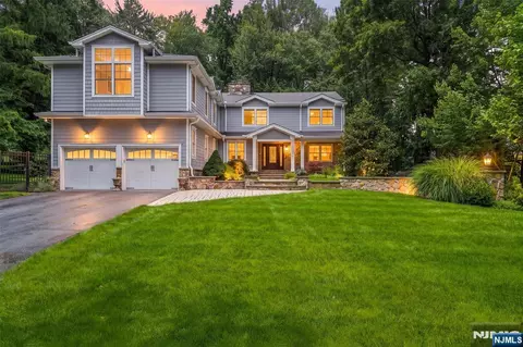 210 Carmal Ct, Wyckoff, NJ 07481