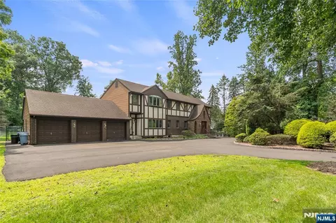81 Old Tappan Rd, Old Tappan, NJ 07675