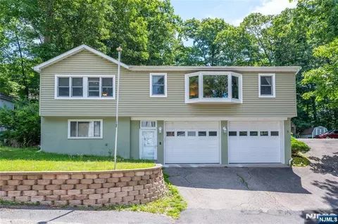 335 Elmira Trl, Hopatcong, NJ 07843