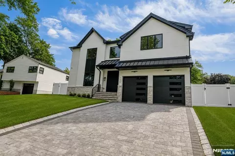 Exterior - 190 Denver Rd, Paramus, NJ 07652 photo 2 of 3
