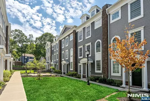 68 Parkside Ln #68, Teaneck, NJ 07666