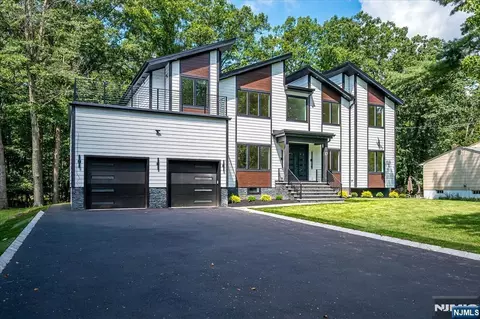 67 Falcon Rd, Livingston, NJ 07039