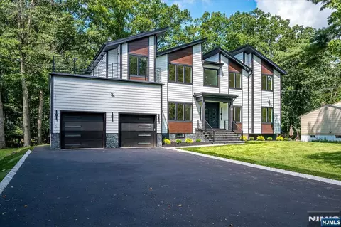 67 Falcon Rd, Livingston, NJ 07039